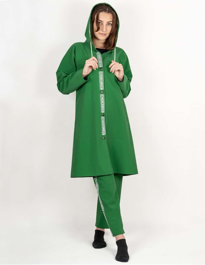 Be More Green -Ein Leichter, knielanger Regenmantel, der unten leicht verbreitert ist und den femininen Stil betont